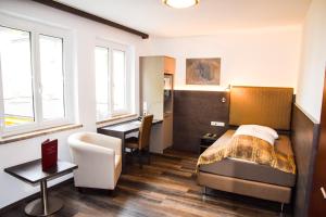 A bed or beds in a room at Der Kaiserhof Ried
