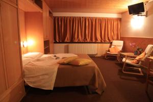 um quarto de hotel com uma cama e uma janela em Residence Prada em Vason