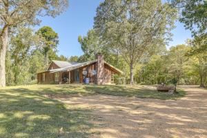 una imagen de una cabaña de madera en el bosque en Smart TV and Spacious Yard Peaceful Pope Retreat, en Pope
