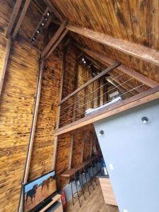 une pièce avec un mur en bois et des tabourets de bar dans l'établissement Cabana da Praia, à Rio Grande