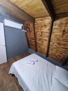 - une chambre avec un lit et une serviette dans l'établissement Cabana da Praia, à Rio Grande 3 autres photos