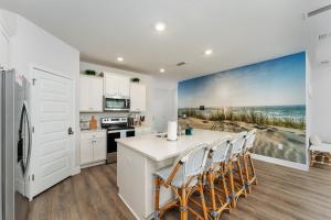 ポート・セント・ジョーにあるSunkissed Paradiseの白いキャビネットとテーブルと椅子のあるキッチン +39枚の写真