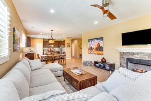 TV a/nebo společenská místnost v ubytování Walk to Coachella and Stagecoach Festival Retreat!