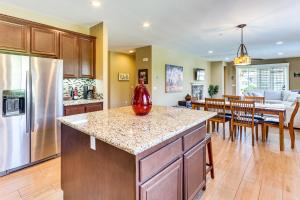 Kuchyň nebo kuchyňský kout v ubytování Walk to Coachella and Stagecoach Festival Retreat!