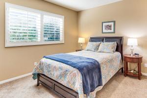 Postel nebo postele na pokoji v ubytování Walk to Coachella and Stagecoach Festival Retreat! + 28 fotografií