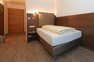 A bed or beds in a room at Der Kaiserhof Ried