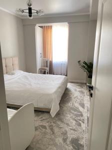 Postel nebo postele na pokoji v ubytování Уютная квартира с видом на горы