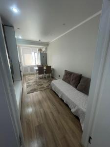 Postel nebo postele na pokoji v ubytování Уютная квартира с видом на горы