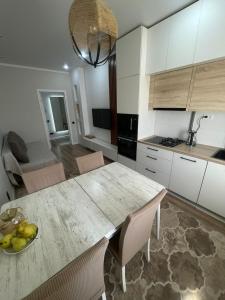 Kuchyň nebo kuchyňský kout v ubytování Уютная квартира с видом на горы