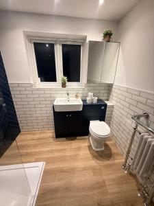 Crown Residency London في لندن: حمام مع مرحاض ومغسلة