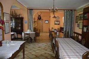 salon ze stołami i jadalnią w obiekcie Agriturismo Valle Verde w mieście Altamura