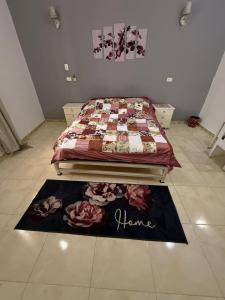 ein Schlafzimmer mit einem Bett und einer Blumendecke auf dem Boden in der Unterkunft House of Dreams apartments Luxor in Luxor