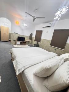 Ένα ή περισσότερα κρεβάτια σε δωμάτιο στο Luxury Rooms in Al Mouj Street - Excellent Location غرف فندقية راقية في شارع الموج - موقع مميز +6 φωτογραφίες