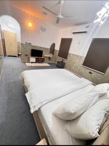 Ένα ή περισσότερα κρεβάτια σε δωμάτιο στο Luxury Rooms in Al Mouj Street - Excellent Location غرف فندقية راقية في شارع الموج - موقع مميز