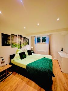 Postel nebo postele na pokoji v ubytování Waldblick Doppelzimmer-zwischen Bäumen&Träumen