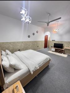 Ένα ή περισσότερα κρεβάτια σε δωμάτιο στο Luxury Rooms in Al Mouj Street - Excellent Location غرف فندقية راقية في شارع الموج - موقع مميز
