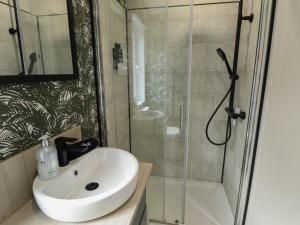 a bathroom with a white sink and a shower at Heather William Lodge in Woodhall Spa +13 photos