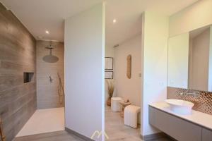 Ένα μπάνιο στο Le Cocoon +4 φωτογραφίες