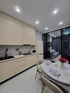 Kuchyň nebo kuchyňský kout v ubytování Сердце города & City Center