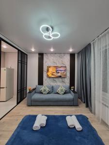 Postel nebo postele na pokoji v ubytování Сердце города & City Center