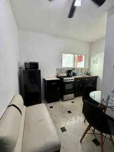 Η κουζίνα ή μικρή κουζίνα στο Estudio confortable para 3 mas piscina compartida