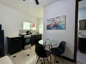 Η κουζίνα ή μικρή κουζίνα στο Estudio confortable para 3 mas piscina compartida +8 φωτογραφίες