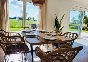 Un comedor con mesa y sillas de madera. en Mountain Apartments Leutkirch, en Leutkirch im Allgäu