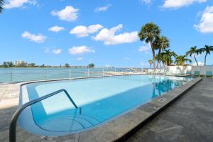 Πισίνα στο ή κοντά στο 2 Bedroom Beachfront Condo on Clearwater Beach