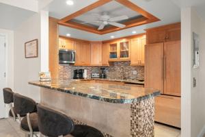 Η κουζίνα ή μικρή κουζίνα στο 2 Bedroom Beachfront Condo on Clearwater Beach