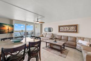 un salon avec une table et un canapé dans l'établissement 2 Bedroom Beachfront Condo on Clearwater Beach, à Clearwater Beach