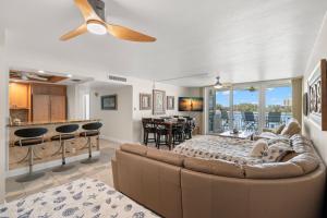 Il comprend un salon avec un canapé, une cuisine et une salle à manger. dans l'établissement 2 Bedroom Beachfront Condo on Clearwater Beach, à Clearwater Beach