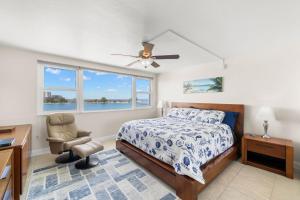 une chambre avec un lit, une chaise et une fenêtre dans l'établissement 2 Bedroom Beachfront Condo on Clearwater Beach, à Clearwater Beach 38 autres photos