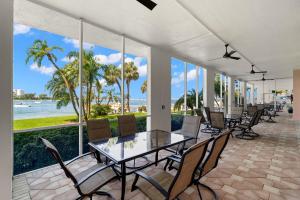 une salle à manger avec des tables et des chaises et l'océan dans l'établissement 2 Bedroom Beachfront Condo on Clearwater Beach, à Clearwater Beach