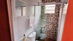 Koupelna v ubytování Chalézinho Bons Ventos Campestre no Sitio com Churrasqueira WI-FI a 6km da Estrada do Mar 7km Parque de Rodeio II 8,1Km Prefeitura II 7,2Km UFRGS Litoral II Taxi Fácil II Tranquilidade 12km Praias Tramandai