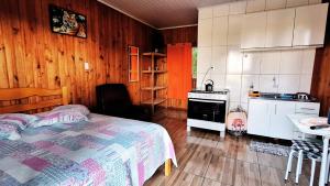 Η κουζίνα ή μικρή κουζίνα στο Chalézinho Bons Ventos Campestre no Sitio com Churrasqueira WI-FI a 6km da Estrada do Mar 7km Parque de Rodeio II 8,1Km Prefeitura II 7,2Km UFRGS Litoral II Taxi Fácil II Tranquilidade 12km Praias Tramandai