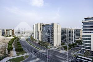 uma vista aérea de uma cidade com edifícios altos em Bloomfields Spacious 2br in Lamar Raha em Al Qurayyah