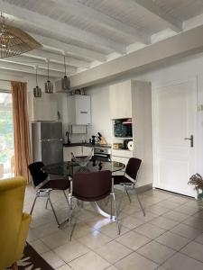a kitchen and dining room with a table and chairs at Le jardin du Griffoul in Nébias