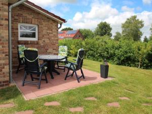 un patio avec une table et des chaises dans une cour dans l'établissement Apartment house at Kiessee, Westerholt, à Westerholt 22 autres photos