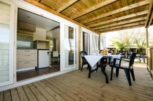 Kuchyň nebo kuchyňský kout v ubytování Ferienpark Cesenatico Mobilehome Riviera für 6 Personen