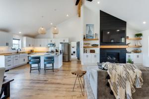 Kuchyň nebo kuchyňský kout v ubytování Close to Ocean Beaches, Hot Tub! Fire Pit! Dog Friendly! Seas the Moment