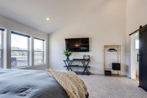 TV a/nebo společenská místnost v ubytování Close to Ocean Beaches, Hot Tub! Fire Pit! Dog Friendly! Seas the Moment