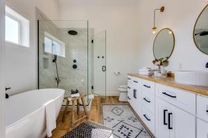 Koupelna v ubytování Close to Ocean Beaches, Hot Tub! Fire Pit! Dog Friendly! Seas the Moment + 18 fotografií