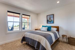 Postel nebo postele na pokoji v ubytování Close to Ocean Beaches, Hot Tub! Fire Pit! Dog Friendly! Seas the Moment