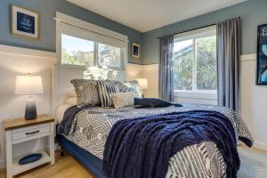 Ocean Front with Spectacular Views! 2 Bedroom, 2 Bath! Seal Rock Cottage! في Seal Rocks: غرفة نوم بها سرير ونافذة