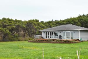 een klein wit huis met een grote tuin bij Ocean Front, Amazing Views! Hot Tub! Sandy Seclusion in San Marine