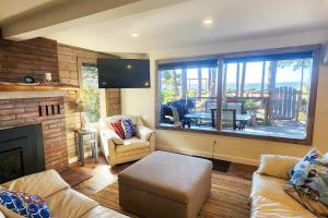 Χώρος καθιστικού στο Bayfront Home! Walk to Everything! Hot Tub! Salty Siren