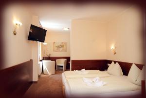A bed or beds in a room at Der Kaiserhof Ried