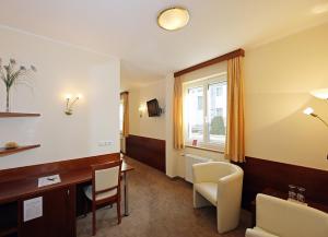 A seating area at Der Kaiserhof Ried