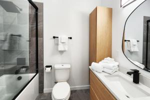 Koupelna v ubytování New Townhouse! Hot Tub! Dog Friendly! Salt and Stone