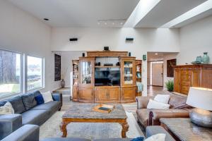 Posezení v ubytování Fish From Your Back Yard! Ocean & Bay View! Hot Tub! Red Door House